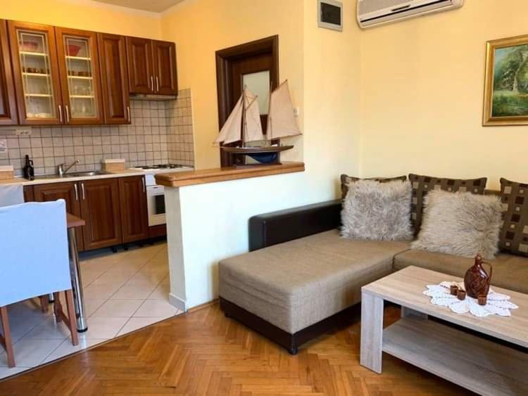 Fresh Apartments Dar Orlic Trogir Exterior photo