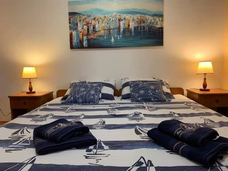 Fresh Apartments Dar Orlic Trogir Exterior photo